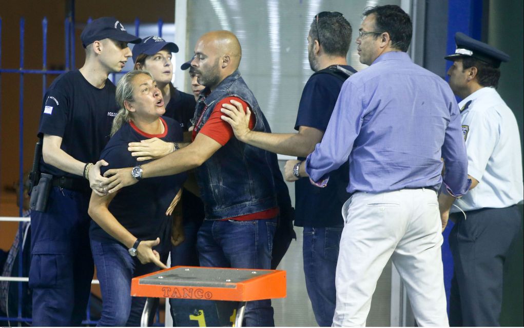 Τελικός πόλο γυναικών: Έκανε χειρονομία και δέχθηκε μπουκάλι η Καμμένου (vd)