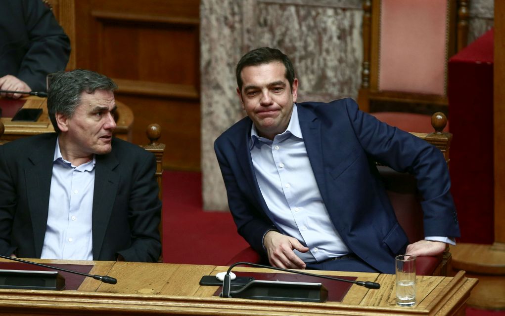 «Σκίζουν» τα μνημόνια και φέρνουν νέο