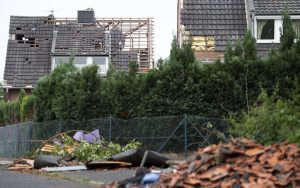 «Τρόμος» στη Γερμανία: Ανεμοστρόβιλος ξερίζωσε σκεπές - 3 τραυματίες