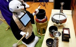 Low-cost κηδείες με ιερέα ρομπότ στην Ιαπωνία!