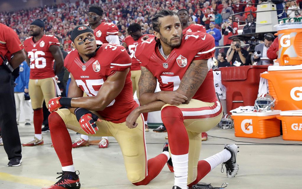 ΗΠΑ: Παίκτες του NFL εξακολουθούν να γονατίζουν στον ύμνο