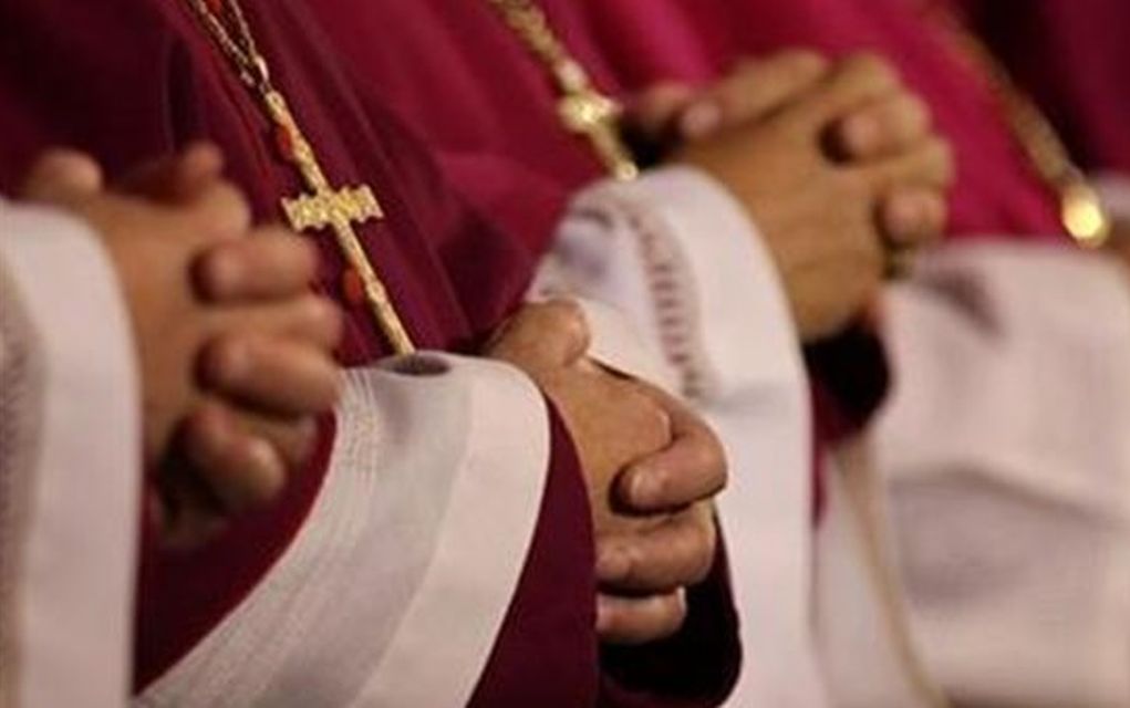 Παιδεραστής καθηγητής υποστηρίζει ότι τον κάλυπτε ένα μοναστικό τάγμα