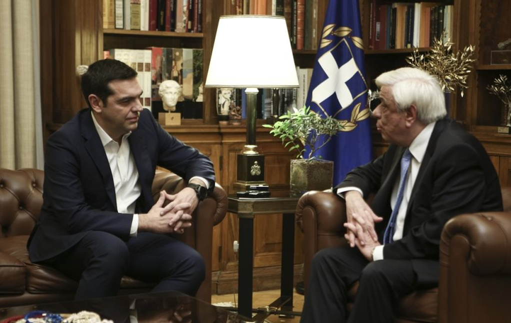 Τσίπρας σε Παυλόπουλο: «Βιώσιμη λύση» (vd)