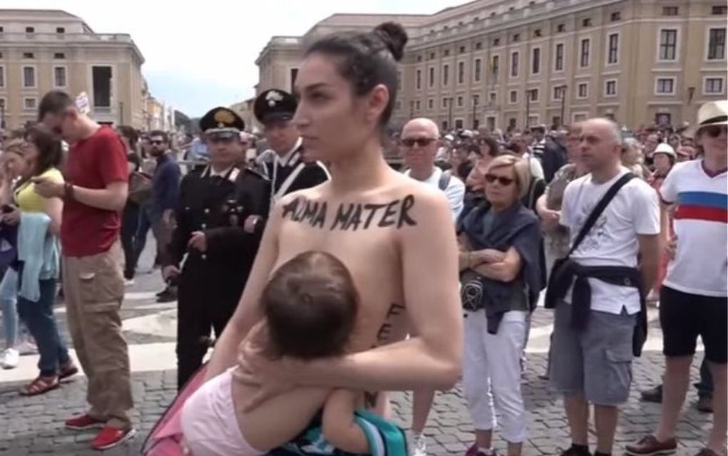 Συνελήφθη γυναίκα που θήλαζε δημόσια στο Βατικανό (vd)