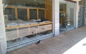 Ίλιον: Διέρρηξαν κοσμηματοπωλείο και έφυγαν σαν… κύριοι