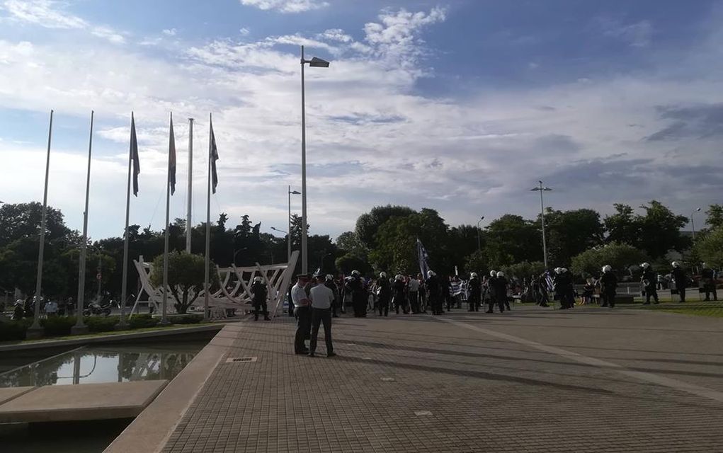 Διαμαρτυρία κατά ΣΥΡΙΖΑ έξω από το δημαρχείο Θεσσαλονίκης (pics &vd)