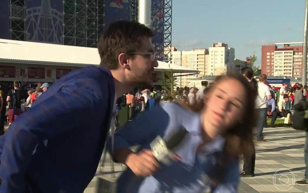 Πήγε να φιλήσει Βραζιλιάνα δημοσιογράφο και… έφαγε τα μούτρα του (vd)