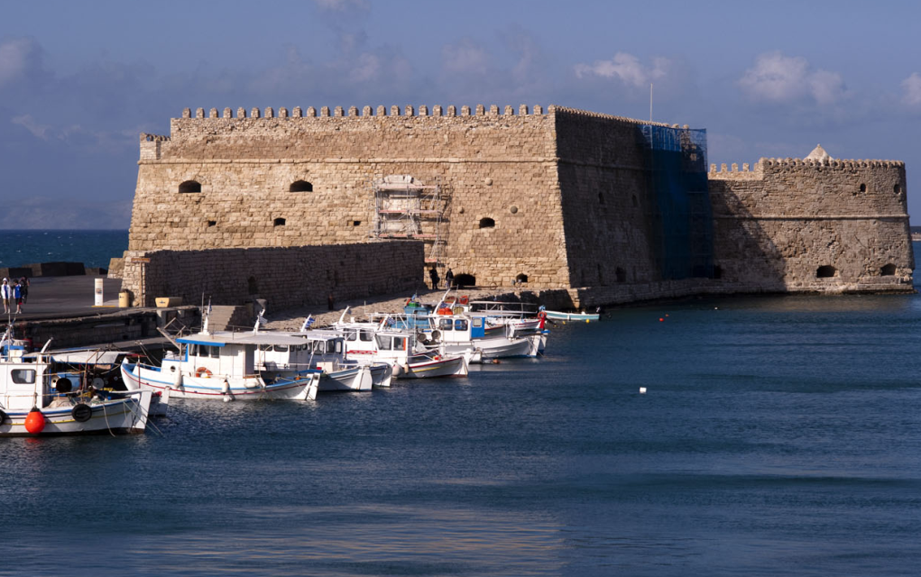 Ηράκλειο: Αλιευτικό βυθίστηκε στο λιμάνι