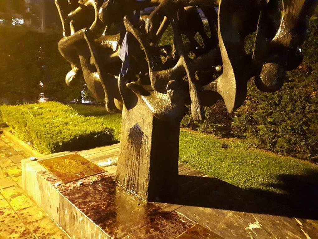 Βεβήλωσαν ξανά το μνημείο του Ολοκαυτώματος στη Θεσσαλονίκη