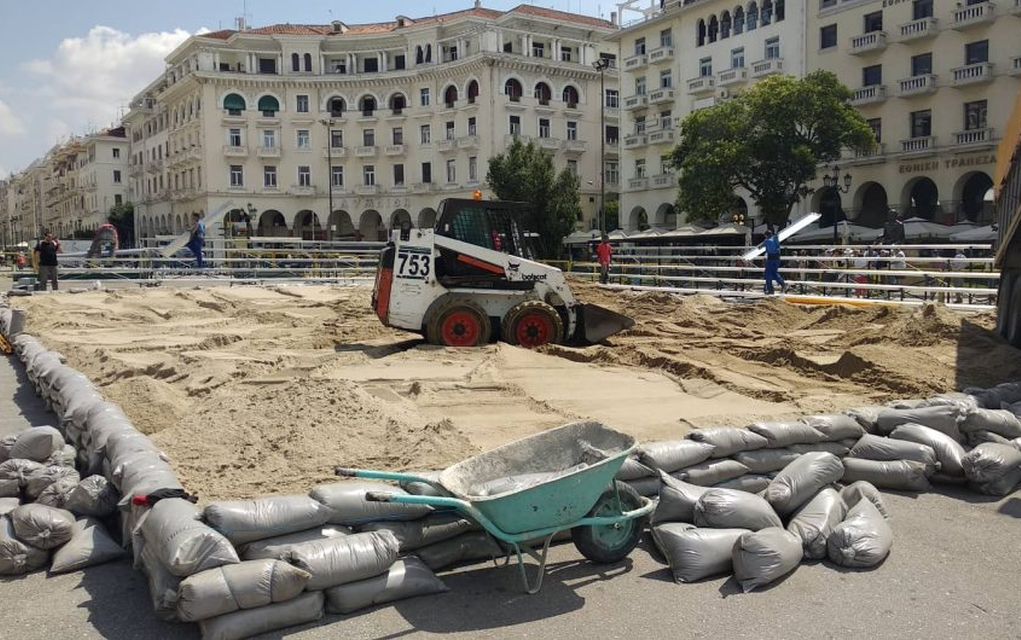 Γήπεδο beach volley γίνεται η πλατεία Αριστοτέλους (pics, vd)