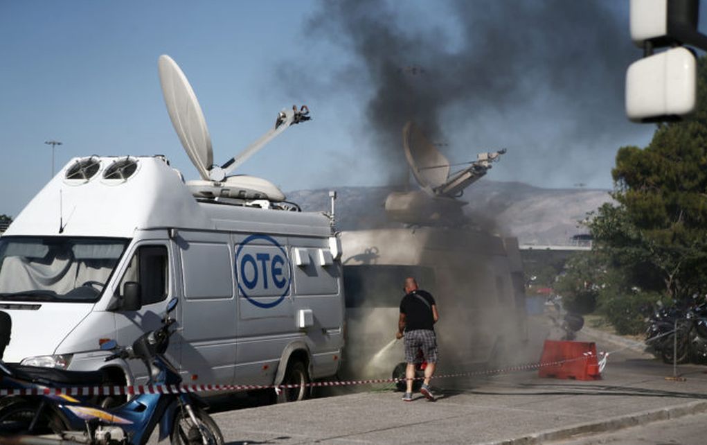 Μολότοφ στην Cosmote tv έξω από το ΣΕΦ