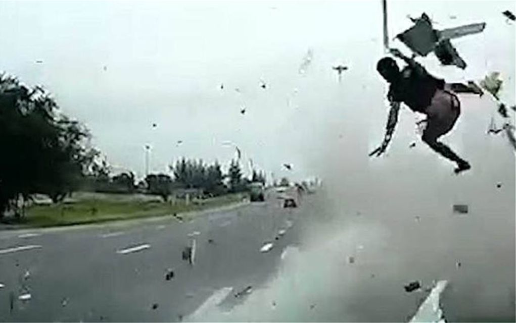 Οδηγός νταλίκας κοιμήθηκε στο τιμόνι και πετάχτηκε στον αέρα! (vd)