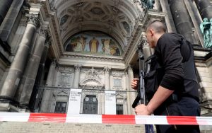 Αστυνομικός πυροβόλησε άνδρα στον καθεδρικό του Βερολίνου