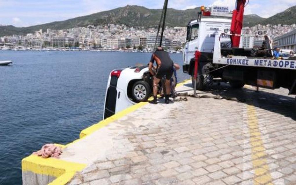 Πήγε να βγάλει εισιτήρια και το αμάξι έπεσε στη θάλασσα (vd)