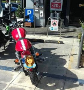Ο Πέτρος Κωστόπουλος βρέθηκε στο «μάτι του κυκλώνα», όταν κάποιος τον φωτογράφισε να παρκάρει τη μηχανή του σε θέση ΑμεΑ και ανέβασε τη φωτογραφία στο Facebook, συνοδεύοντάς την με ένα ιδιαίτερα αιχμηρό σχόλιο.