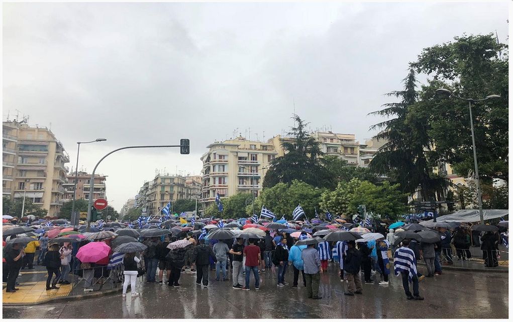 Συγκεντρώνονται οι διαδηλωτές έξω από το ΥΜΑΘ