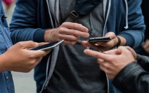 Προκαταρκτική συμφωνία για όριο στις χρεώσεις κλήσεων-SMS εντός ΕΕ