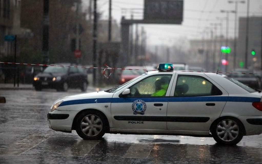 Έκλεισε τμήμα της οδού Πειραιώς λόγω της βροχόπτωσης