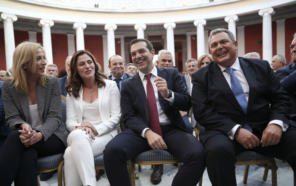 Έβαλε τη γραβάτα, την έβγαλε και… έταξε ο Τσίπρας!