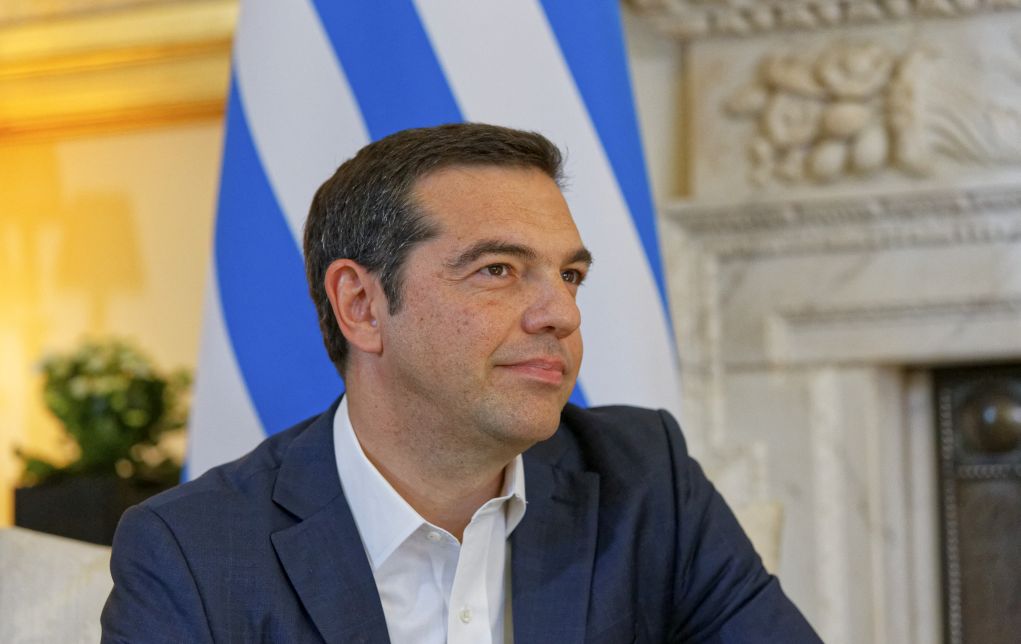 Τα δίνει όλα στους ΑΝΕΛ για να μην τον ρίξουν!