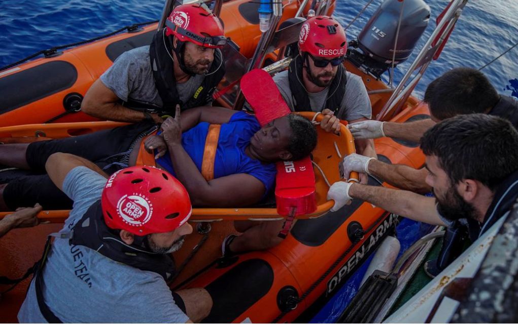 Ο Μαρκ Γκασόλ διασώζει μετανάστες στην Μεσόγειο