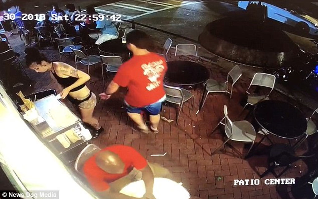 Παρενόχλησε σερβιτόρα και εκείνη τον πέταξε στον σκουπιδοτενεκέ (vd)
