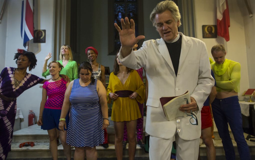 «Donald Trump is the devil»: Reverend Billy και Stop Shopping Choir στο Σύνταγμα