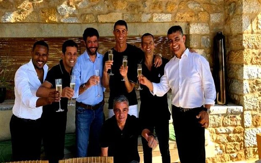 Ρονάλντο – Ανιέλι: Τσούγκρισαν ποτήρια με σαμπάνια στην Καλαμάτα (pic)