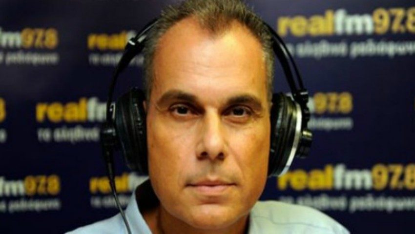 Ο Νίκος Στραβελάκης επιστρέφει στον Real FM!