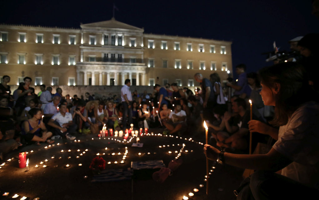 Συγκέντρωση στο Σύνταγμα για τους νεκρούς στο Μάτι