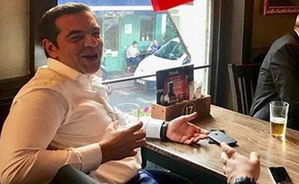 Σε παμπ είδε τον ημιτελικό ο Αλέξης Τσίπρας