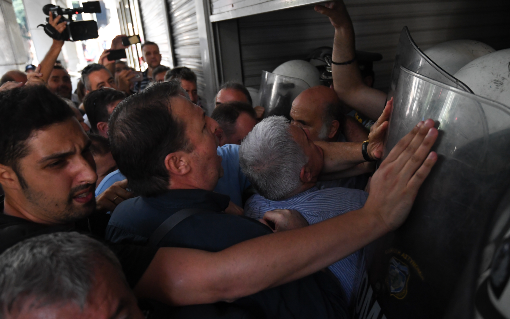 Ένταση και χημικά στη διαμαρτυρία της ΠΟΕΔΗΝ στο Σύνταγμα (pics)