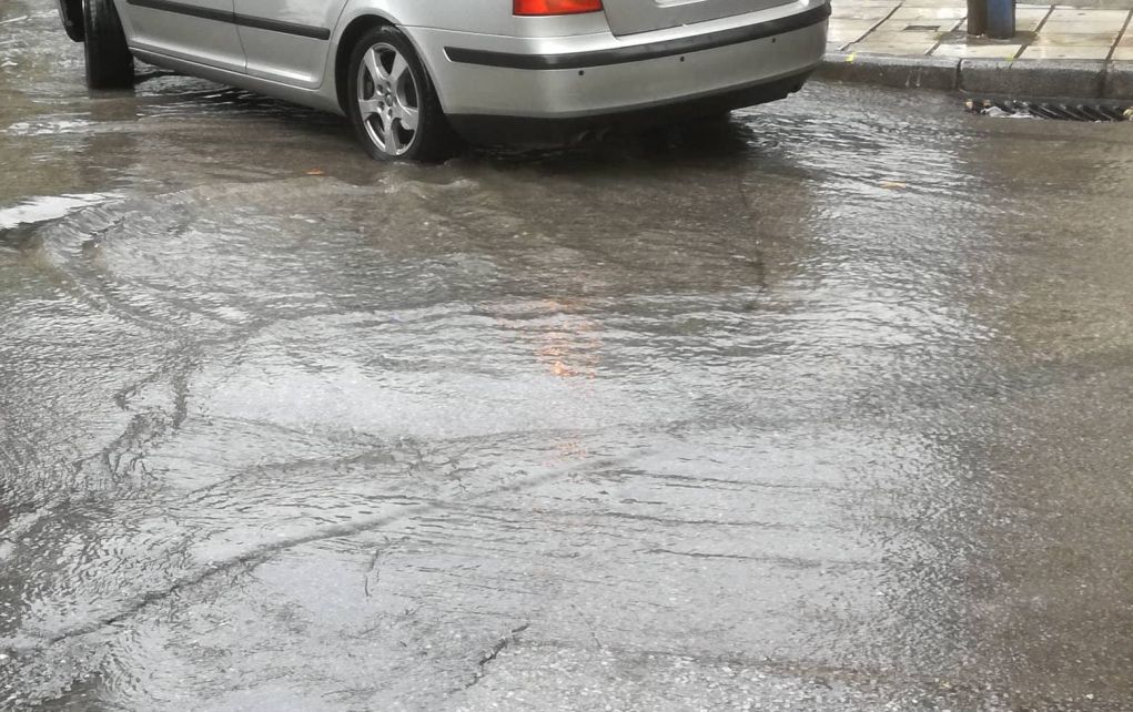 Καταρρακτώδης βροχή στη Θεσσαλονίκη – Ποτάμια οι δρόμοι (vd)