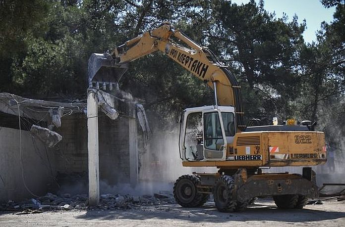 Μέσα σε… αποθέωση γκρεμίστηκαν τα αυθαίρετα του Δήμου Ν. Φιλαδέλφειας στο Άλσος