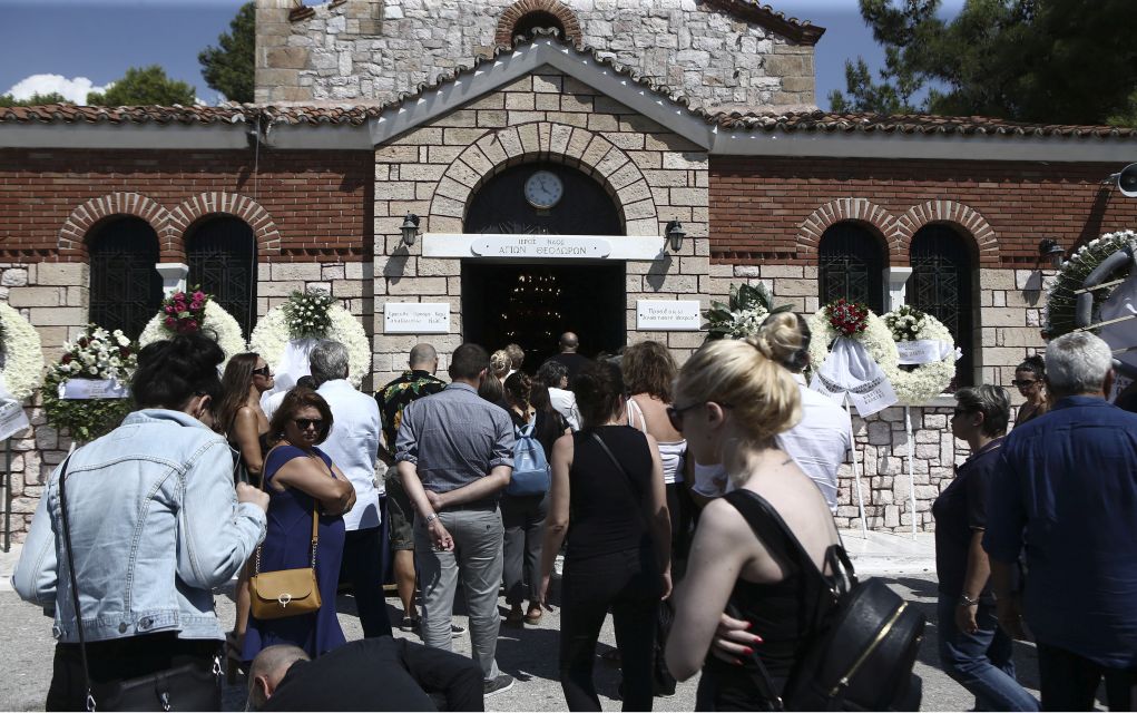 Σε κλίμα συγκίνησης το τελευταίο αντίο στον Μάνο Αντώναρο
