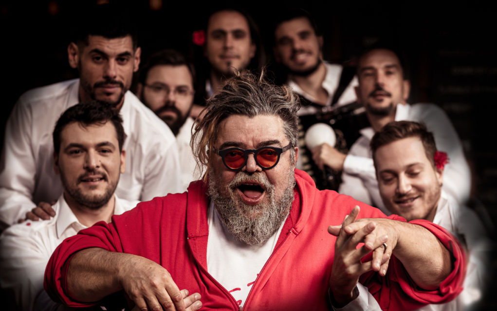 Δεν θα πιστέψετε τι φόρεσε ο Κραουνάκης στη συναυλία του! (pic)