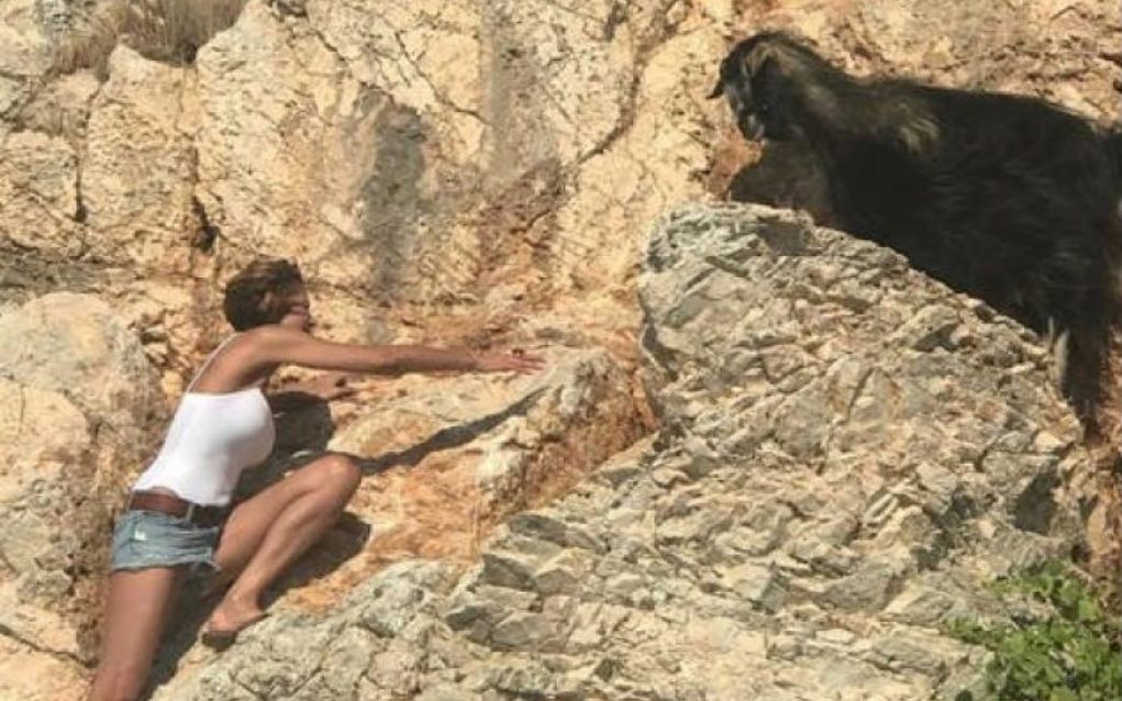 Η Μπαλατσινού και η φίλη της η κατσίκα! (pics)