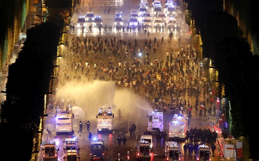Γαλλία: Πανηγυρισμοί με επεισόδια, ξύλο και δύο νεκρούς