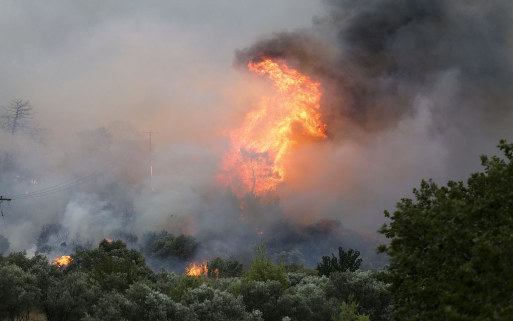 Συνεχίζεται η μάχη με τις φλόγες στην Κεφαλονιά