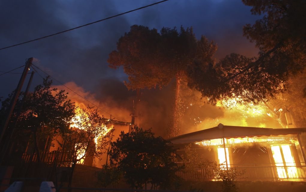 Μεγάλη φωτιά στην Κρήτη από έκρηξη σε ρακοκάζανο