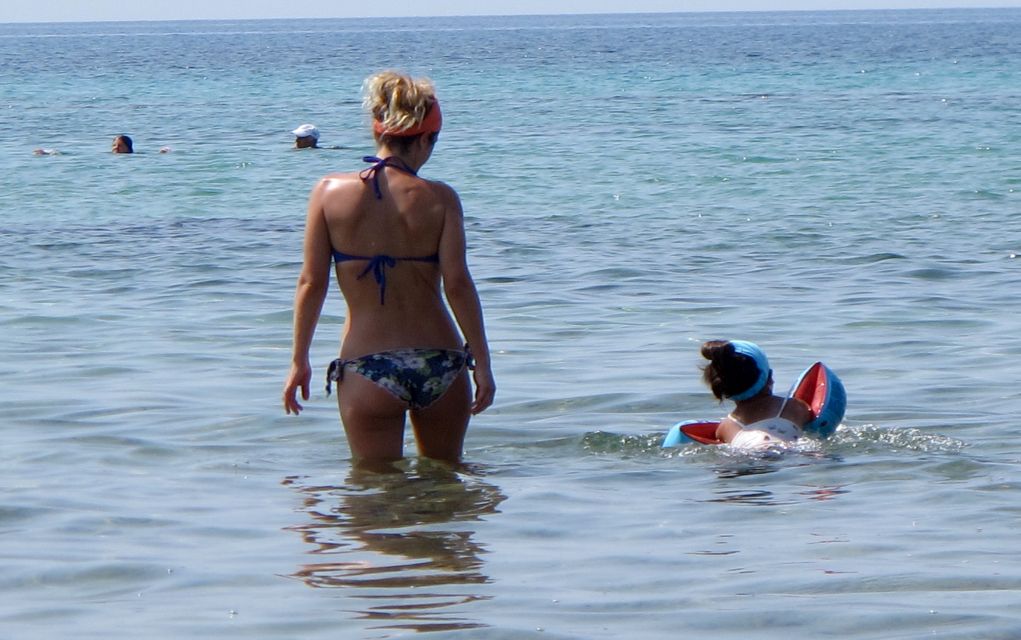«Γέμισαν» τις παραλίες της Χαλκιδικής οι Θεσσαλονικείς (pics)