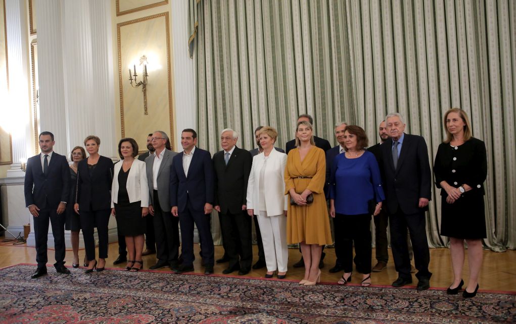 Με βουλευτές – δεκανίκια επιβιώνει η κυβέρνηση