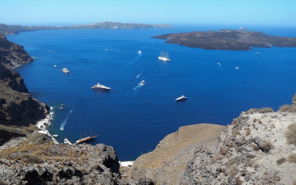 Σαντορίνη: ΙΧ έπεσε σε βράχια στην Καλντέρα, έρευνες για αγνοούμενο