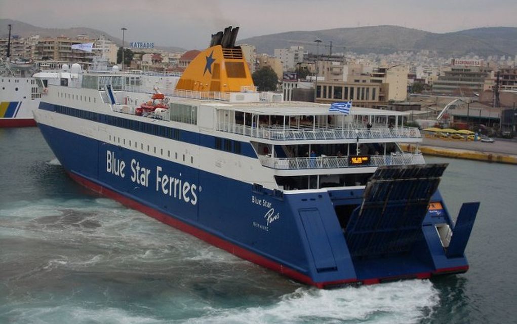 Επιστρέφει στον Πειραιά λόγω βλάβης το Blue Star Paros