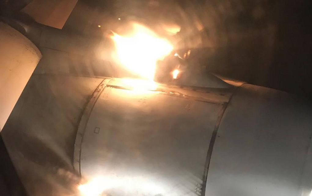Επιβάτες κατέγραψαν σε βίντεο φλεγόμενο κινητήρα εν ώρα προσγείωσης (vd)