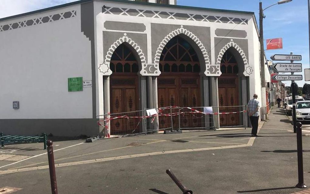 Λιλ: Άνδρας έπεσε με το όχημά του σε είσοδο τεμένους