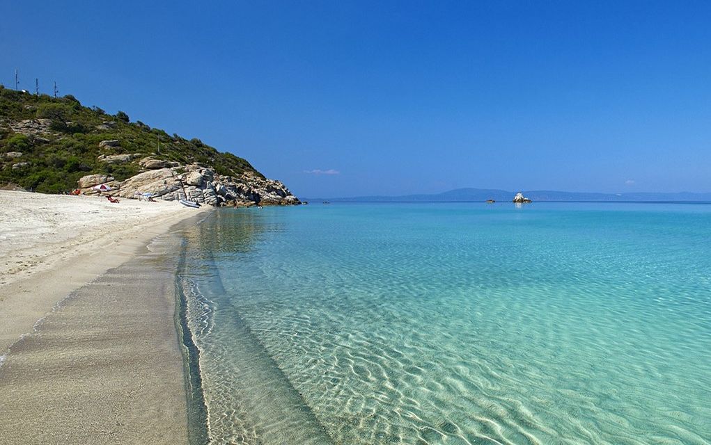 Ποιον γνωστό επιχειρηματία πετύχαμε να λιάζεται στην Χαλκιδική; (pic)