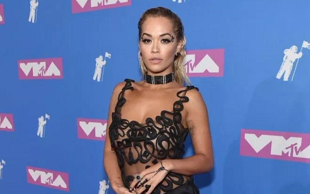 Σχεδόν… γυμνή η Ρίτα Όρα στα βραβεία του MTV (pics)