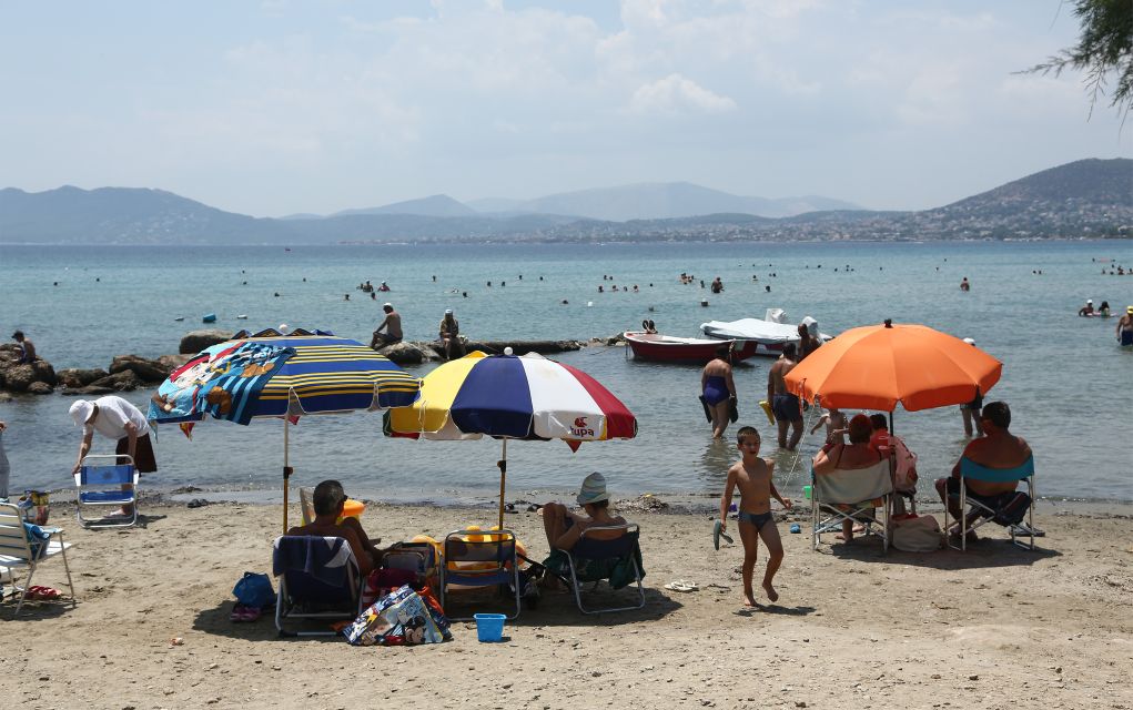 Χαλκιδική: Ξηλώνουν στημένες ομπρέλες και καρέκλες από τις παραλίες