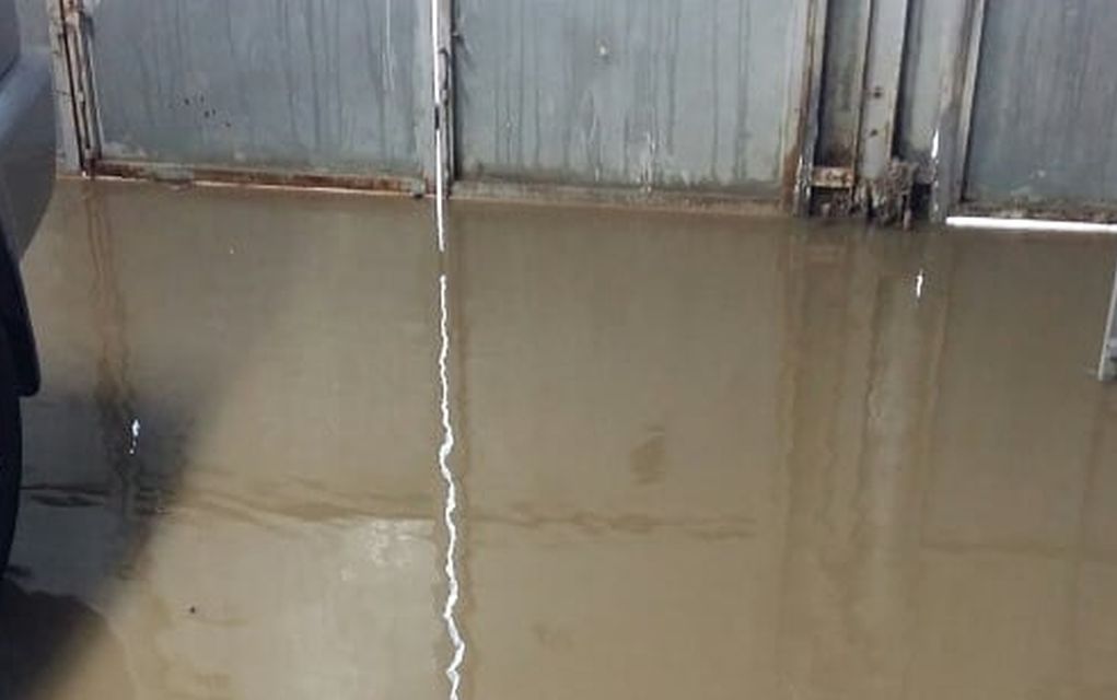 Πλημμύρισαν οι δρόμοι στη Θεσσαλονίκη από την έντονη βροχόπτωση (vd)